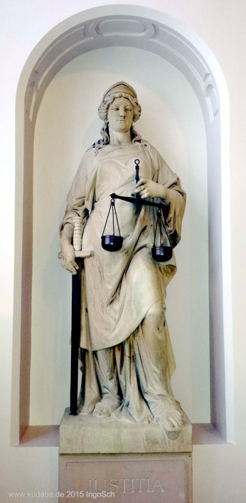 Justitia, (ehem. Hauptstaatsarchiv), heute im Neuen Rathaus in Wiesbaden