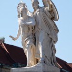 Diese Skulpturengruppe “Der junge Held wird von Athena beschützt” wurde von Gustav Blaeser 1854 in weißem Marmor geschaffen, die Abbildung zeigt den Zustand der Figur im Juni 2015 nach der Restaurierung 2013.