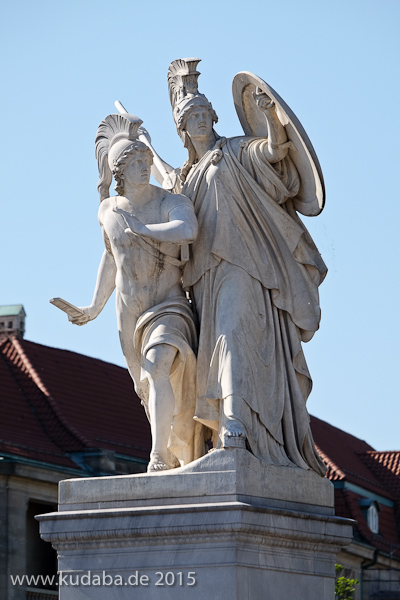 Diese Skulpturengruppe “Der junge Held wird von Athena beschützt” wurde von Gustav Blaeser 1854 in weißem Marmor geschaffen, die Abbildung zeigt den Zustand der Figur im Juni 2015 nach der Restaurierung 2013.