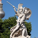 Diese Skulpturengruppe “Der junge Held wird von Athena beschützt” wurde von Gustav Blaeser 1854 in weißem Marmor geschaffen, die Abbildung zeigt den Zustand der Figur im Juni 2015 nach der Restaurierung 2013.