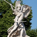 Diese Skulpturengruppe “Der junge Held wird von Athena beschützt” wurde von Gustav Blaeser 1854 in weißem Marmor geschaffen, die Abbildung zeigt den Zustand der Figur im Juni 2015 nach der Restaurierung 2013.
