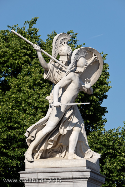 Diese Skulpturengruppe “Der junge Held wird von Athena beschützt” wurde von Gustav Blaeser 1854 in weißem Marmor geschaffen, die Abbildung zeigt den Zustand der Figur im Juni 2015 nach der Restaurierung 2013.