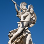 Diese Skulpturengruppe “Der junge Held wird von Athena beschützt” wurde von Gustav Blaeser 1854 in weißem Marmor geschaffen, die Abbildung zeigt den Zustand der Figur im Juni 2015 nach der Restaurierung 2013.