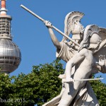 Diese Skulpturengruppe “Der junge Held wird von Athena beschützt” wurde von Gustav Blaeser 1854 in weißem Marmor geschaffen, die Abbildung zeigt den Zustand der Figur im Juni 2015 nach der Restaurierung 2013.