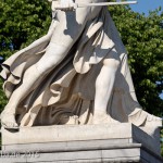 Diese Skulpturengruppe “Der junge Held wird von Athena beschützt” wurde von Gustav Blaeser 1854 in weißem Marmor geschaffen, die Abbildung zeigt den Zustand der Figur im Juni 2015 nach der Restaurierung 2013.