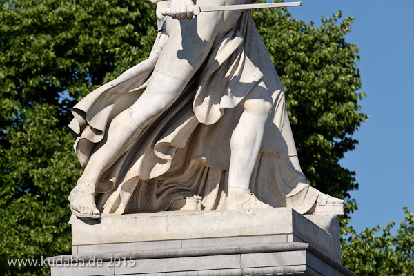 Diese Skulpturengruppe “Der junge Held wird von Athena beschützt” wurde von Gustav Blaeser 1854 in weißem Marmor geschaffen, die Abbildung zeigt den Zustand der Figur im Juni 2015 nach der Restaurierung 2013.