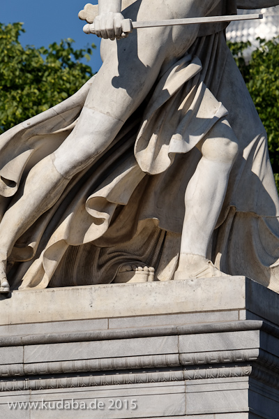 Diese Skulpturengruppe “Der junge Held wird von Athena beschützt” wurde von Gustav Blaeser 1854 in weißem Marmor geschaffen, die Abbildung zeigt den Zustand der Figur im Juni 2015 nach der Restaurierung 2013.