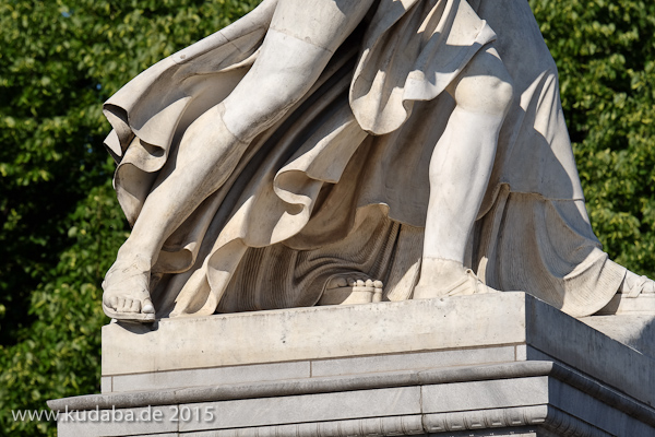 Diese Skulpturengruppe “Der junge Held wird von Athena beschützt” wurde von Gustav Blaeser 1854 in weißem Marmor geschaffen, die Abbildung zeigt den Zustand der Figur im Juni 2015 nach der Restaurierung 2013.