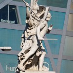 Diese Skulpturengruppe “Der junge Held wird von Athena beschützt” wurde von Gustav Blaeser 1854 in weißem Marmor geschaffen, die Abbildung zeigt den Zustand der Figur im Juni 2015 nach der Restaurierung 2013.