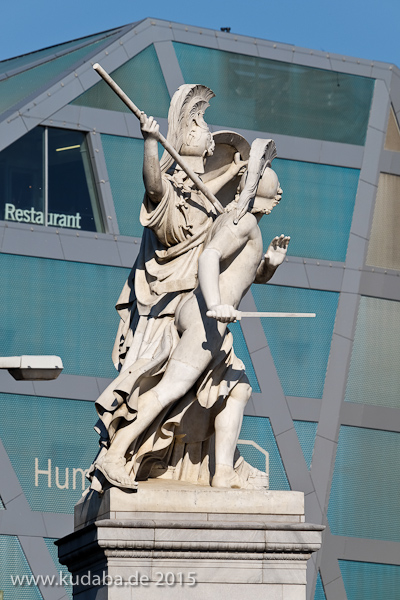 Diese Skulpturengruppe “Der junge Held wird von Athena beschützt” wurde von Gustav Blaeser 1854 in weißem Marmor geschaffen, die Abbildung zeigt den Zustand der Figur im Juni 2015 nach der Restaurierung 2013.
