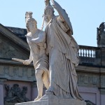 Diese Skulpturengruppe “Der junge Held wird von Athena beschützt” wurde von Gustav Blaeser 1854 in weißem Marmor geschaffen, die Abbildung zeigt den Zustand der Figur im Juni 2015 nach der Restaurierung 2013.