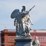 Diese Skulpturengruppe “Der junge Held wird von Athena beschützt” wurde von Gustav Blaeser 1854 in weißem Marmor geschaffen, die Abbildung zeigt den Zustand der Figur im Juni 2015 nach der Restaurierung 2013.