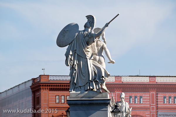 Diese Skulpturengruppe “Der junge Held wird von Athena beschützt” wurde von Gustav Blaeser 1854 in weißem Marmor geschaffen, die Abbildung zeigt den Zustand der Figur im Juni 2015 nach der Restaurierung 2013.
