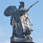 Diese Skulpturengruppe “Der junge Held wird von Athena beschützt” wurde von Gustav Blaeser 1854 in weißem Marmor geschaffen, die Abbildung zeigt den Zustand der Figur im Juni 2015 nach der Restaurierung 2013.