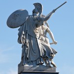 Diese Skulpturengruppe “Der junge Held wird von Athena beschützt” wurde von Gustav Blaeser 1854 in weißem Marmor geschaffen, die Abbildung zeigt den Zustand der Figur im Juni 2015 nach der Restaurierung 2013.