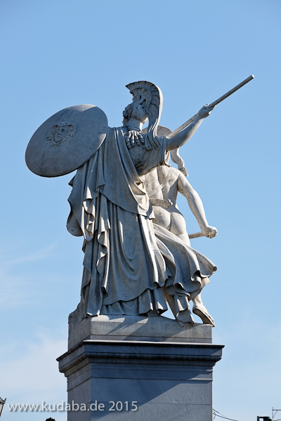 Diese Skulpturengruppe “Der junge Held wird von Athena beschützt” wurde von Gustav Blaeser 1854 in weißem Marmor geschaffen, die Abbildung zeigt den Zustand der Figur im Juni 2015 nach der Restaurierung 2013.