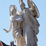 Diese Skulpturengruppe “Der junge Held wird von Athena beschützt” wurde von Gustav Blaeser 1854 in weißem Marmor geschaffen, die Abbildung zeigt den Zustand der Figur im Juni 2015 nach der Restaurierung 2013.