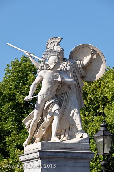 Diese Skulpturengruppe “Der junge Held wird von Athena beschützt” wurde von Gustav Blaeser 1854 in weißem Marmor geschaffen, die Abbildung zeigt den Zustand der Figur im Juni 2015 nach der Restaurierung 2013.