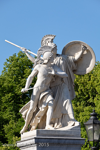 Diese Skulpturengruppe “Der junge Held wird von Athena beschützt” wurde von Gustav Blaeser 1854 in weißem Marmor geschaffen, die Abbildung zeigt den Zustand der Figur im Juni 2015 nach der Restaurierung 2013.