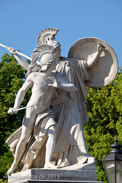 Diese Skulpturengruppe “Der junge Held wird von Athena beschützt” wurde von Gustav Blaeser 1854 in weißem Marmor geschaffen, die Abbildung zeigt den Zustand der Figur im Juni 2015 nach der Restaurierung 2013.