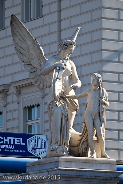 Diese Skulpturengruppe "Nike lehrt den Knaben Heldensagen" wurde von Emil Wolff 1847 in weißem Carrara-Marmor geschaffen, die Abbildung zeigt den Zustand der Figur im Juni 2015 nach der Restaurierung 2013.