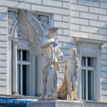 Diese Skulpturengruppe "Nike lehrt den Knaben Heldensagen" wurde von Emil Wolff 1847 in weißem Carrara-Marmor geschaffen, die Abbildung zeigt den Zustand der Figur im Juni 2015 nach der Restaurierung 2013.