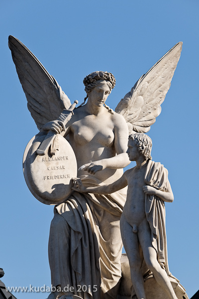 Diese Skulpturengruppe "Nike lehrt den Knaben Heldensagen" wurde von Emil Wolff 1847 in weißem Carrara-Marmor geschaffen, die Abbildung zeigt den Zustand der Figur im Juni 2015 nach der Restaurierung 2013.