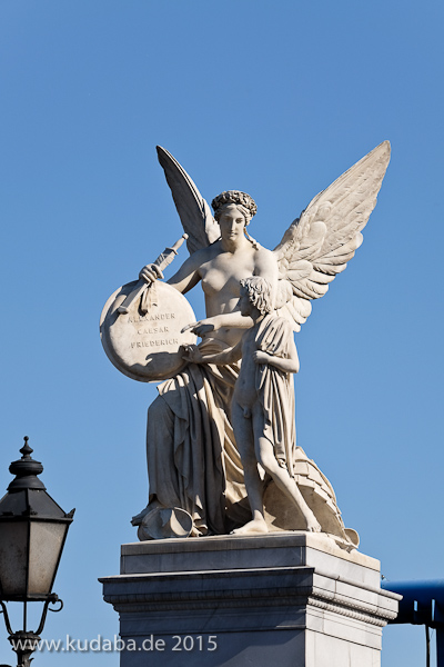 Diese Skulpturengruppe "Nike lehrt den Knaben Heldensagen" wurde von Emil Wolff 1847 in weißem Carrara-Marmor geschaffen, die Abbildung zeigt den Zustand der Figur im Juni 2015 nach der Restaurierung 2013.