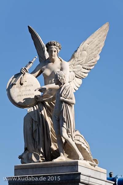 Diese Skulpturengruppe "Nike lehrt den Knaben Heldensagen" wurde von Emil Wolff 1847 in weißem Carrara-Marmor geschaffen, die Abbildung zeigt den Zustand der Figur im Juni 2015 nach der Restaurierung 2013.