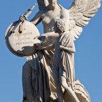 Diese Skulpturengruppe "Nike lehrt den Knaben Heldensagen" wurde von Emil Wolff 1847 in weißem Carrara-Marmor geschaffen, die Abbildung zeigt den Zustand der Figur im Juni 2015 nach der Restaurierung 2013.
