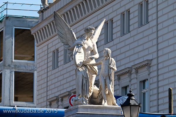 Diese Skulpturengruppe "Nike lehrt den Knaben Heldensagen" wurde von Emil Wolff 1847 in weißem Carrara-Marmor geschaffen, die Abbildung zeigt den Zustand der Figur im Juni 2015 nach der Restaurierung 2013.
