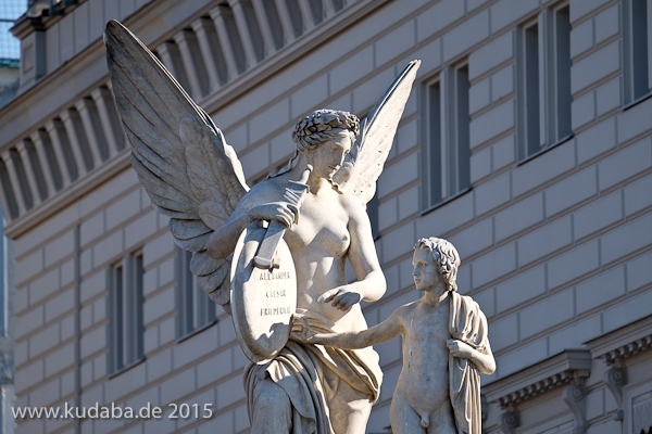 Diese Skulpturengruppe "Nike lehrt den Knaben Heldensagen" wurde von Emil Wolff 1847 in weißem Carrara-Marmor geschaffen, die Abbildung zeigt den Zustand der Figur im Juni 2015 nach der Restaurierung 2013.