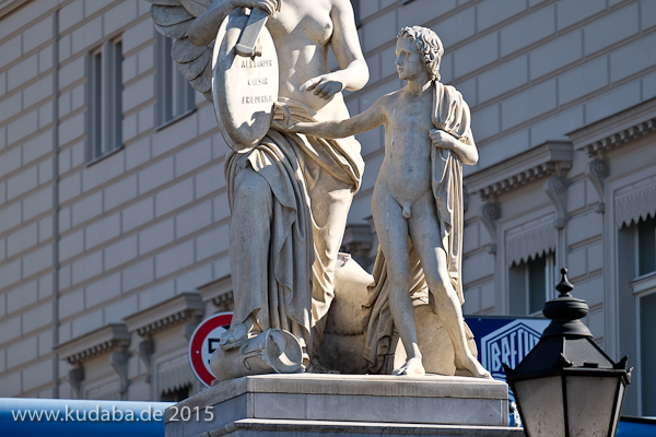 Diese Skulpturengruppe "Nike lehrt den Knaben Heldensagen" wurde von Emil Wolff 1847 in weißem Carrara-Marmor geschaffen, die Abbildung zeigt den Zustand der Figur im Juni 2015 nach der Restaurierung 2013.