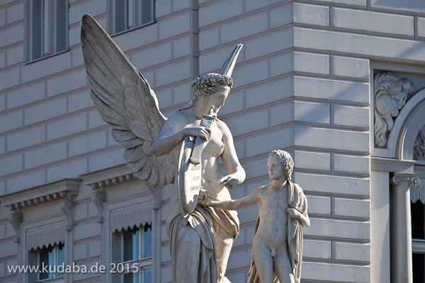 Diese Skulpturengruppe "Nike lehrt den Knaben Heldensagen" wurde von Emil Wolff 1847 in weißem Carrara-Marmor geschaffen, die Abbildung zeigt den Zustand der Figur im Juni 2015 nach der Restaurierung 2013.