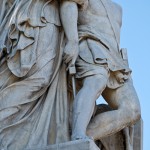 Die Skulpturengruppe "Nike richtet den Verwundeten auf" wurde von Ludwig Wilhelm Wichmann 1853 in weißem Carrara-Marmor fertiggestellt, die Abbildung zeigt den Zustand der Figur im Juni 2015 nach der Restaurierung 2013.