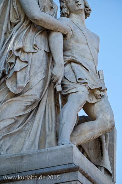 Die Skulpturengruppe "Nike richtet den Verwundeten auf" wurde von Ludwig Wilhelm Wichmann 1853 in weißem Carrara-Marmor fertiggestellt, die Abbildung zeigt den Zustand der Figur im Juni 2015 nach der Restaurierung 2013.