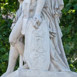 Die Skulpturengruppe "Nike richtet den Verwundeten auf" wurde von Ludwig Wilhelm Wichmann 1853 in weißem Carrara-Marmor fertiggestellt, die Abbildung zeigt den Zustand der Figur im Juni 2015 nach der Restaurierung 2013.