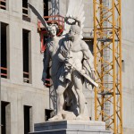 Die Skulpturengruppe "Nike bekränzt den Sieger" aus Carrara-Marmor auf der Schlossbrücke in Berlin-Mitte stammt von Johann Friedrich Drake aus dem Jahr 1853