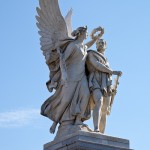 Die Skulpturengruppe "Nike bekränzt den Sieger" aus Carrara-Marmor auf der Schlossbrücke in Berlin-Mitte stammt von Johann Friedrich Drake aus dem Jahr 1853