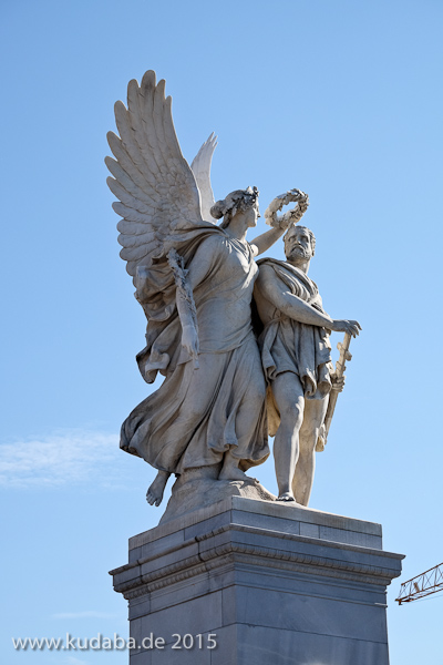 Die Skulpturengruppe "Nike bekränzt den Sieger" aus Carrara-Marmor auf der Schlossbrücke in Berlin-Mitte stammt von Johann Friedrich Drake aus dem Jahr 1853