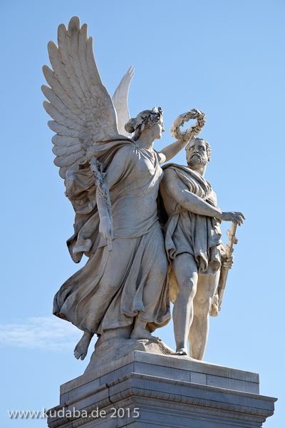 Die Skulpturengruppe "Nike bekränzt den Sieger" aus Carrara-Marmor auf der Schlossbrücke in Berlin-Mitte stammt von Johann Friedrich Drake aus dem Jahr 1853