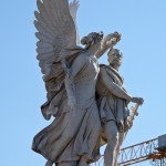 Die Skulpturengruppe "Nike bekränzt den Sieger" aus Carrara-Marmor auf der Schlossbrücke in Berlin-Mitte stammt von Johann Friedrich Drake aus dem Jahr 1853