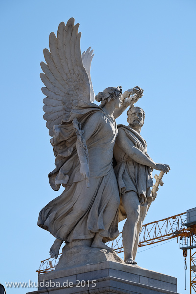 Die Skulpturengruppe "Nike bekränzt den Sieger" aus Carrara-Marmor auf der Schlossbrücke in Berlin-Mitte stammt von Johann Friedrich Drake aus dem Jahr 1853