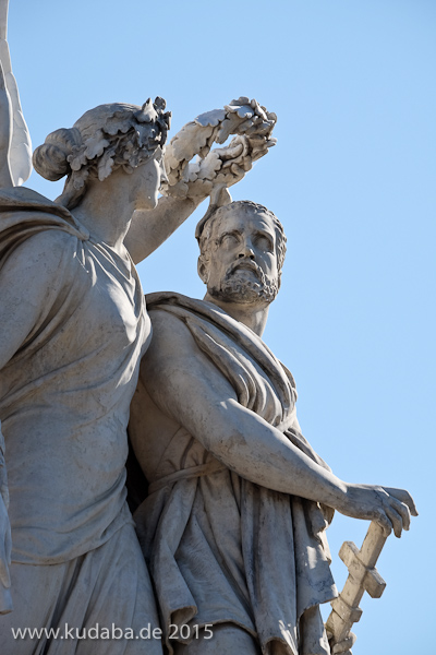 Die Skulpturengruppe "Nike bekränzt den Sieger" aus Carrara-Marmor auf der Schlossbrücke in Berlin-Mitte stammt von Johann Friedrich Drake aus dem Jahr 1853