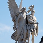 Die Skulpturengruppe "Nike bekränzt den Sieger" aus Carrara-Marmor auf der Schlossbrücke in Berlin-Mitte stammt von Johann Friedrich Drake aus dem Jahr 1853