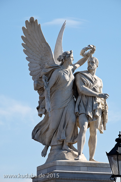 Die Skulpturengruppe "Nike bekränzt den Sieger" aus Carrara-Marmor auf der Schlossbrücke in Berlin-Mitte stammt von Johann Friedrich Drake aus dem Jahr 1853