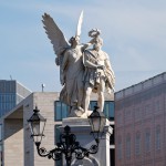 Die Skulpturengruppe "Nike bekränzt den Sieger" aus Carrara-Marmor auf der Schlossbrücke in Berlin-Mitte stammt von Johann Friedrich Drake aus dem Jahr 1853