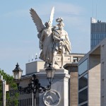 Die Skulpturengruppe "Nike bekränzt den Sieger" aus Carrara-Marmor auf der Schlossbrücke in Berlin-Mitte stammt von Johann Friedrich Drake aus dem Jahr 1853