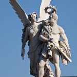 Die Skulpturengruppe "Nike bekränzt den Sieger" aus Carrara-Marmor auf der Schlossbrücke in Berlin-Mitte stammt von Johann Friedrich Drake aus dem Jahr 1853