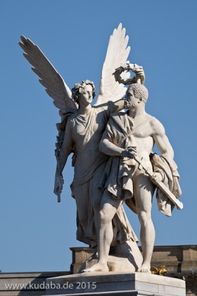 Die Skulpturengruppe "Nike bekränzt den Sieger" aus Carrara-Marmor auf der Schlossbrücke in Berlin-Mitte stammt von Johann Friedrich Drake aus dem Jahr 1853